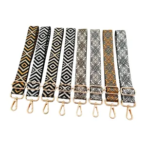Vue détaillée de la sangle de sac réglable de style ethnique avec motifs tissés géométriques.