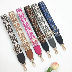 Detailansicht bunter bestickter Ethno-Ersatztaschenriemen mit verstellbaren Metallschnallen.