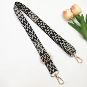 Bandoulière de sac géométrique noire et blanche avec boucle dorée réglable pour vos sacs à main.