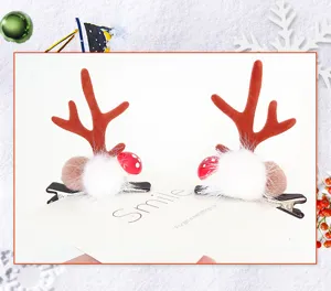 Weihnachten Rentiergeweih Plüsch Haarklammern mit süßen weißen Pompoms und roten Pilzdekoren.