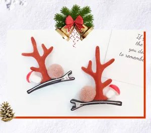 Weihnachten Rentier Geweih Haarklammern Detailansicht mit Pluesch Pompons und Pilzen.