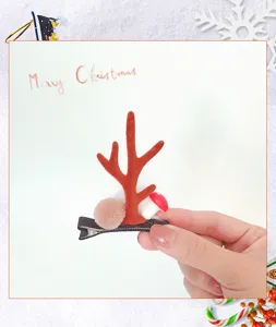 Weihnachten Hirschgeweih Haarklammer Detail mit braunen Plüschhörnern und rotem Pilz.