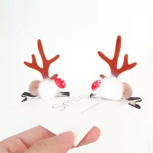 Weihnachtliche Rentiergeweih Haarklammern mit Plüsch Bommeln und Pilz Dekoration für Kinder.