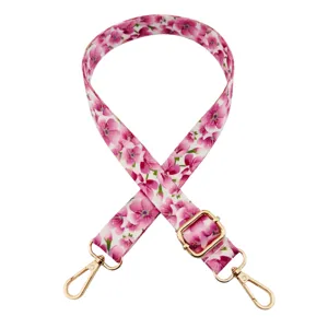 Detailopname van de roze bloemen tasband met duurzame stof en glanzende gouden metalen hardware.