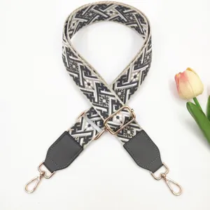 Nahaufnahme des gewebten Ethnic-Ersatz-Schulterriemens für Taschen mit goldener Hardware.