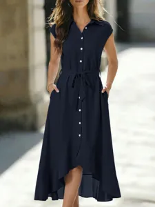 Detailansicht des eleganten ärmellosen Midikleids mit Gürtel und asymmetrischem Saum.