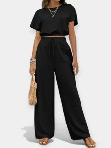 Conjunto casual negro para mujer con top de manga corta y pantalón ancho elegante y cómodo.