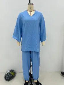 Conjunto de descanso azul de dos piezas con top amplio y pantalones ajustados.