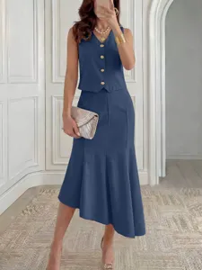 Bel ensemble bleu sans manches avec jupe sirène midi élégante présenté en scène de détail.