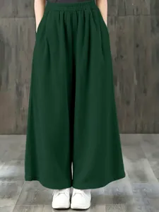 Vue détaillée du pantalon ample vert foncé taille haute doté d'une ceinture élastique confortable.