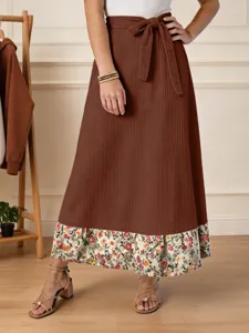 Jupe longue marron femme été en tissu côtelé, ourlet à imprimé floral et nœud à la taille.