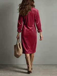 Retro rode fluwelen midi overhemdjurk met lange mouwen en elegante stijl, rugaanzicht.