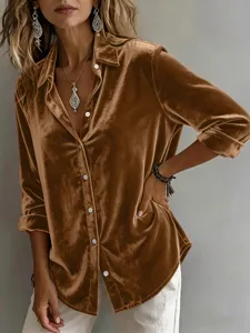 Bruin fluwelen overhemd stof detail, lange mouw casual knoopsluiting kraag close-up.
