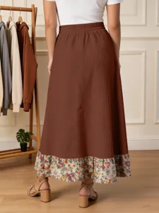 Vue détaillée d'une jupe longue marron côtelée pour femme avec un ourlet à imprimé floral.