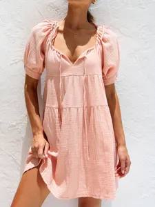 Vestido de verano casual rosa con cuello en V y manga abullonada, ropa de vacaciones cómoda.
