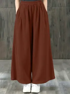 Détail de pantalon large taille haute marron, tissu texturé décontracté, coupe ample, taille.