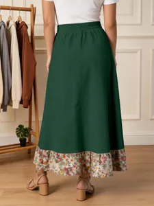 Jupe longue verte côtelée décontractée pour femme avec ourlet à volants et imprimé floral.
