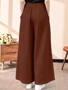 Vue détaillée du pantalon marron taille haute à jambes larges, taille élastique et coupe ample.