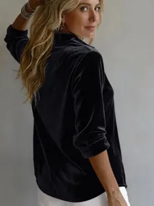 Korean fluwelen shirt detail met lange mouwen, zachte stoftextuur en elegante close-up mode