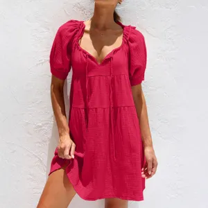 Vestido escalonado holgado informal de verano con cuello en V y mangas abullonadas chic.