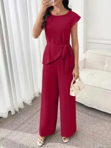 Elegantes rotes Damen Zweiteiler Set mit Rundhalsausschnitt und weiter eleganter Hose.