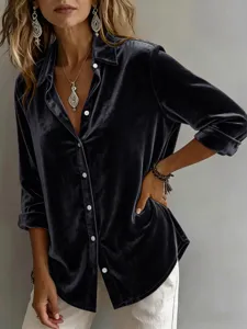 Losse fluwelen damesblouse met lange mouwen en knopen, stijlvol herfst modekleding detail.