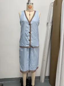 Vista detallada de conjunto casual liso de verano con chaleco y pantalón corto ideal.