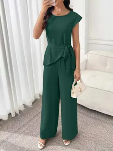 Elegantes dunkelgrünes modisches Zweiteiler-Set mit stilvollem Rundhalsausschnitt und weiten Hosen.
