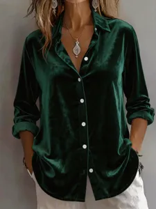 Groen fluwelen blouse detail, casual top met lange mouwen en knopen van zachte stofkwaliteit.