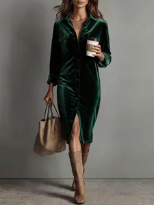 Groene fluwelen midi overhemdjurk met knoopsluiting en lange mouwen voor stijlvolle dames.