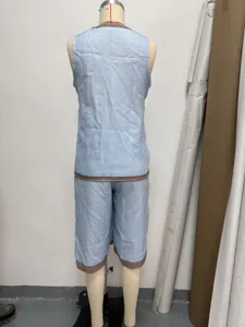 Conjunto casual de verano de dos piezas con chaleco sin mangas y pantalones cortos azul claro.