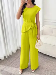 Elegantes gelbes Set aus Kurzarm-Oberteil mit Taillenband und weiten Hosen für Damen.