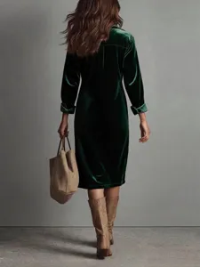 Groene fluwelen blusherjurk detail, elegante lange mouwen midi jurk toont zachte stof.