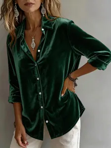 Groene fluwelen shirt met lange mouwen knoopdetail, elegante casual losse top.