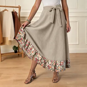 Jupe mi-longue pour femme à imprimé floral avec taille nouée élégante et tissu côtelé agréable.