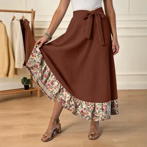 Jupe midi marron côtelée pour femme avec bas à volants imprimés floraux et nœud à la taille.