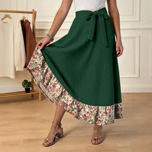 Jupe longue côtelée verte avec ourlet à volants floraux et taille nouée. Vêtements d'été pour femmes.