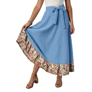 Jupe longue femme bleue en tricot côtelé avec ourlet floral imprimé et nœud à la taille.