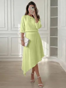 Elegante conjunto de top asimétrico manga 3/4 y falda midi irregular en verde limón.