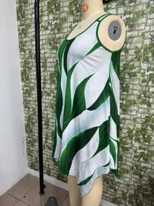 Γυναικείο καλοκαιρινό casual φόρεμα, διπλές τιράντες, πράσινο τύπωμα φύλλων, ασύμμετρο στρίφωμα.