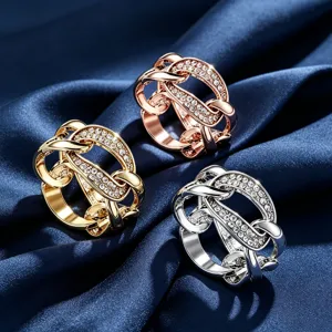 Dettaglio fibbia sciarpa strass catena, elegante accessorio metallico per foulard.