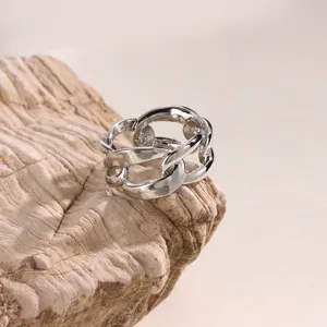 Primo piano dettaglio dell'anello fibbia per sciarpa a catena argento su pietra.
