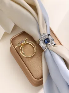 Retro squisito clip per sciarpa floreale da donna, elegante fibbia per scialle con strass.