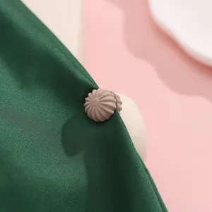 Matte geplooide bloem hijab magneetspeld detailweergave, sterke magnetische sluiting.