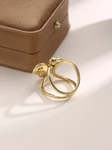 Vista dettagliata della fibbia per foulard in oro retro con un elegante design a doppio anello.