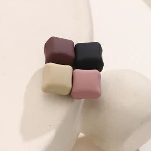 Vista detallada de imanes cuadrados mates para hijab en varios colores como broche de pañuelo.