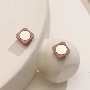 Primer plano de los alfileres magnéticos cuadrados para hiyab rosa mate con elegante cierre metálico.