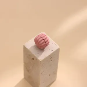 Detail van matte roze geplooide bloem hijab magneet, sterke sluiting voor sjaal.