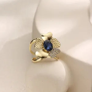 Squisita fibbia per sciarpa floreale vintage con pietra centrale blu scuro e strass scintillanti.