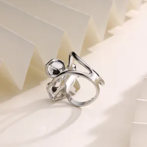 Anello per foulard in metallo argentato, elegante fibbia per scialle floreale da donna.